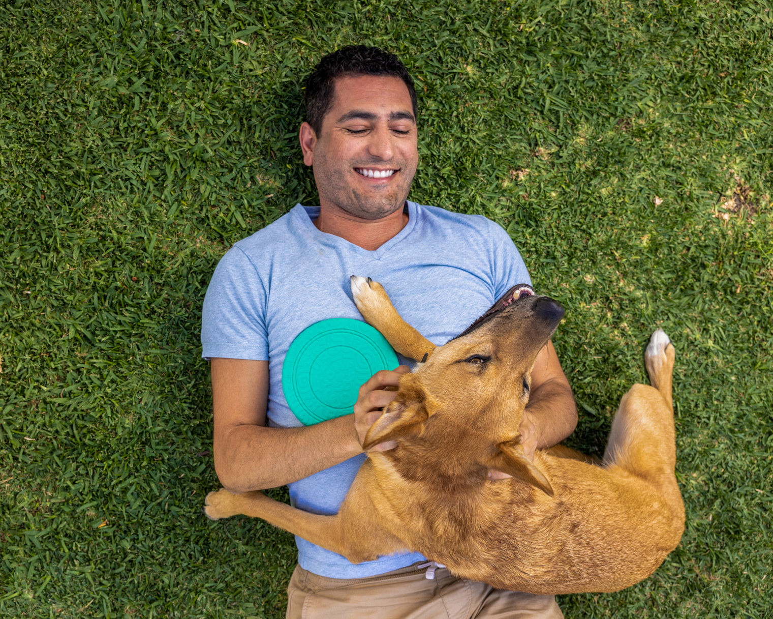 Man playing fetch with his dog using Yomp FetchFlyer